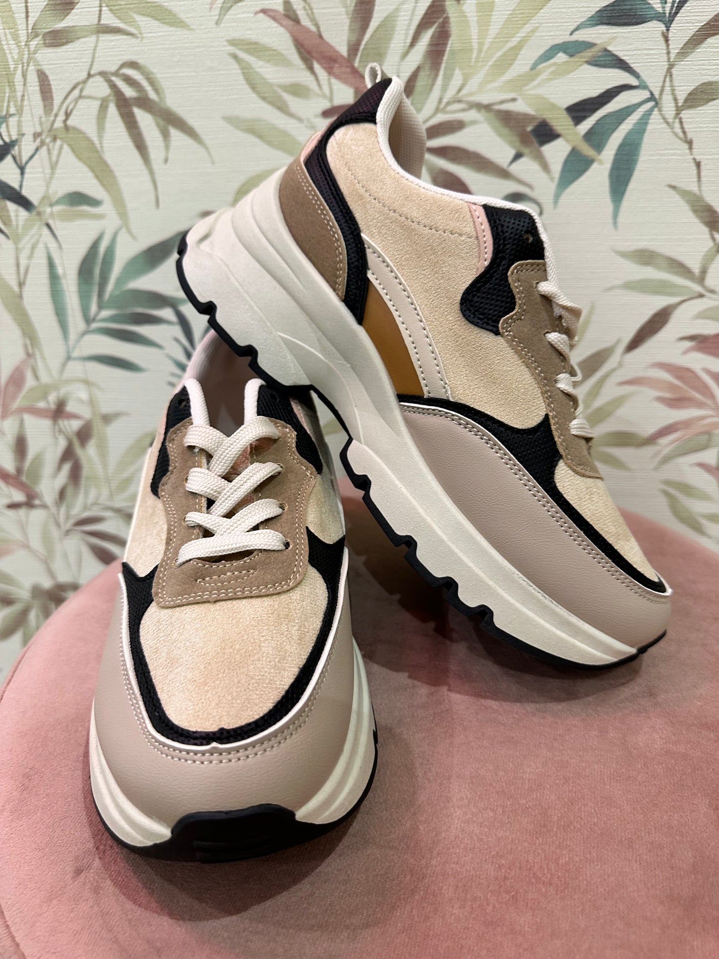 Sneakers Earth