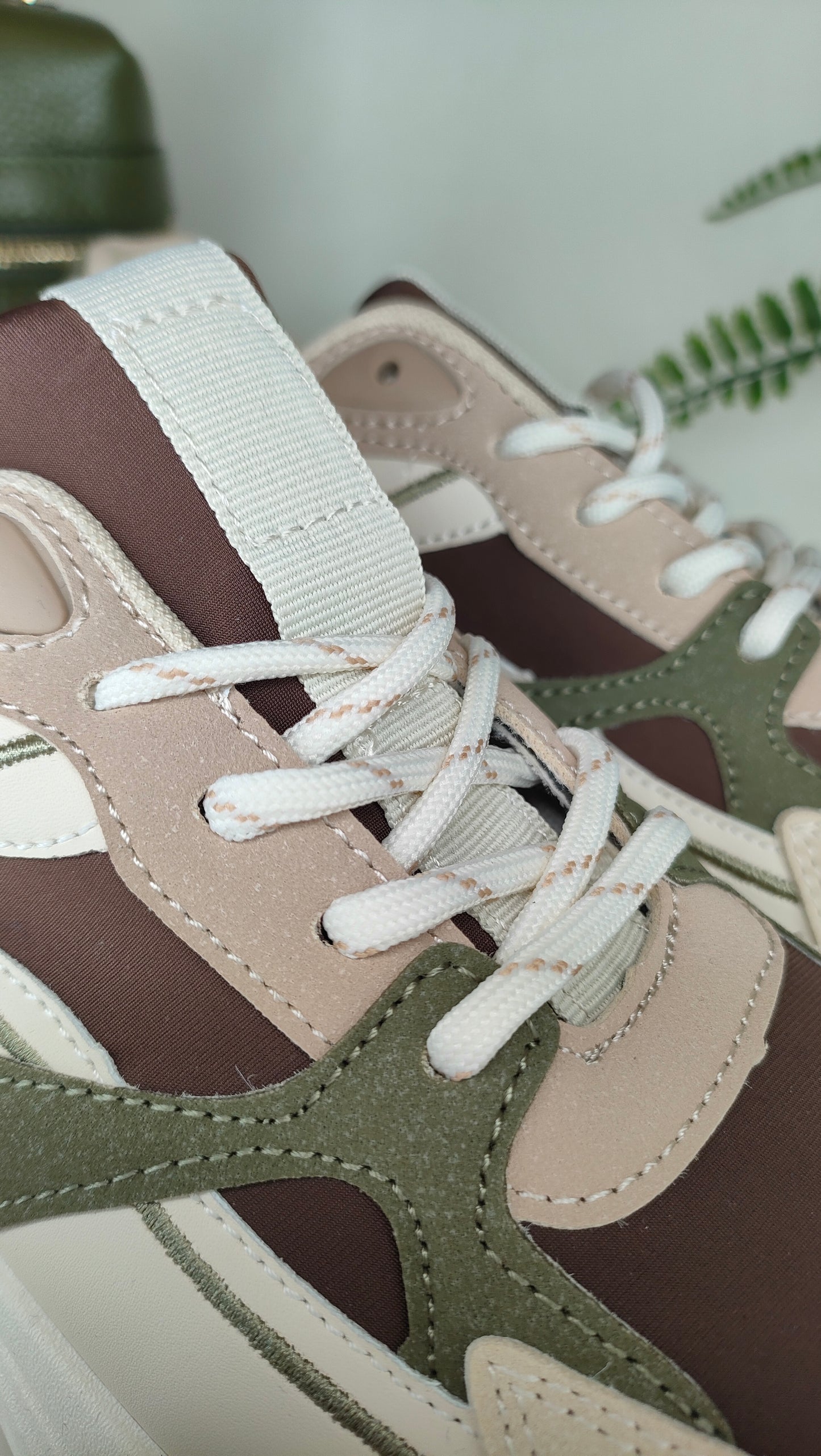 Sneakers green