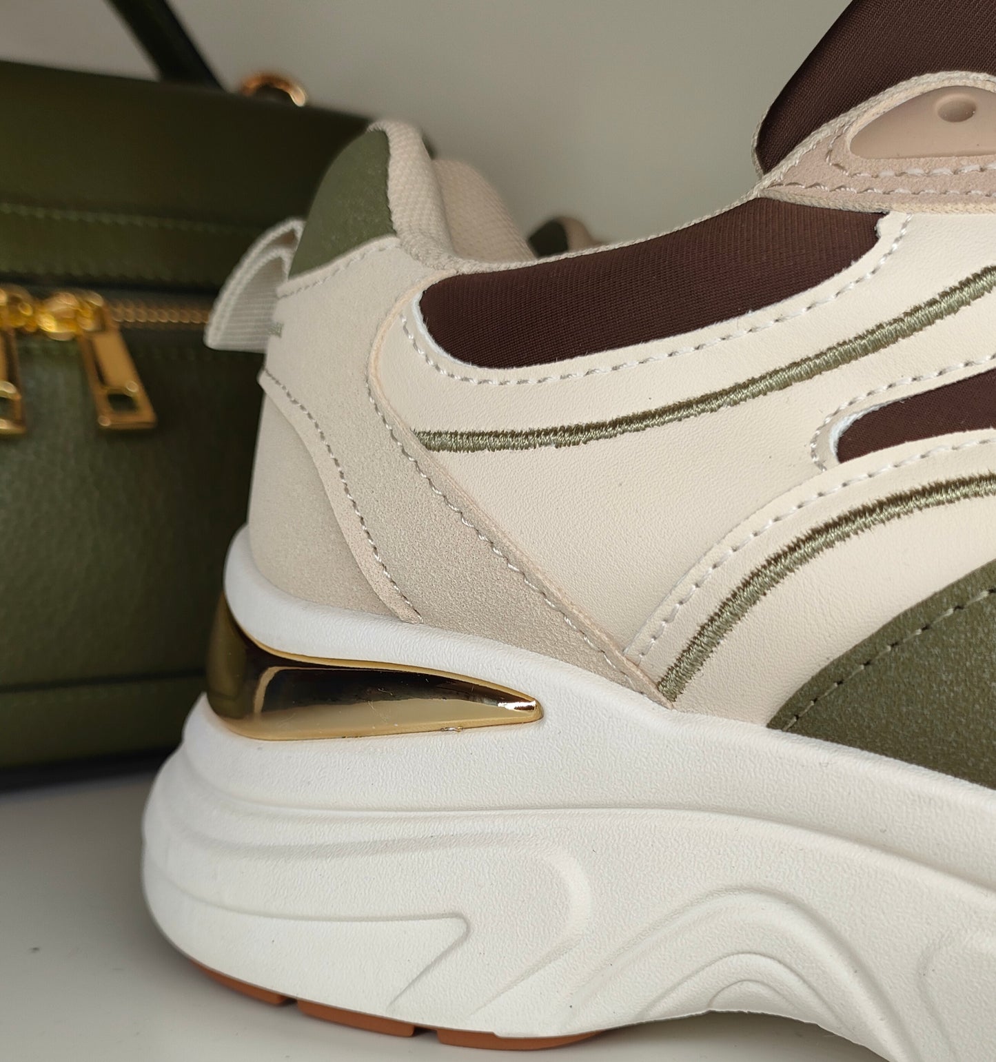 Sneakers green